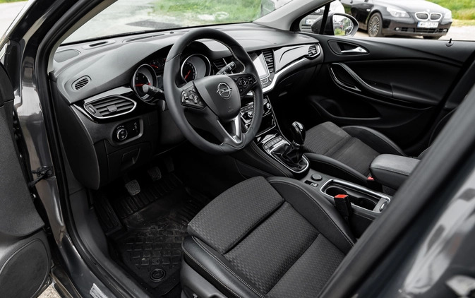 Opel Astra cena 42900 przebieg: 137000, rok produkcji 2016 z Radom małe 742